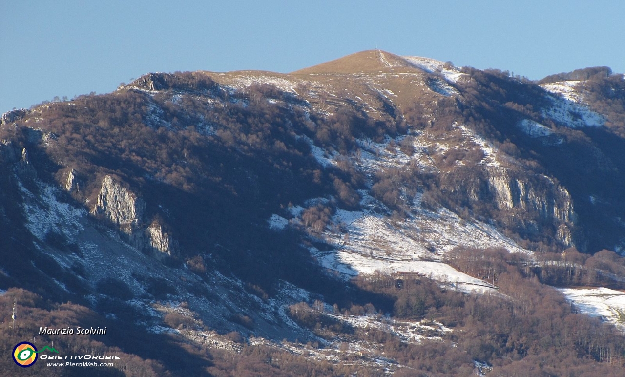 13 Strada facendo, zoom sul Linzone col versante dove sale il sentiero dalla Canale....JPG